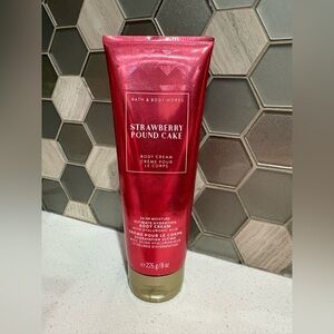Bath & Body Works Strawberry Pound Cake Body Cream
